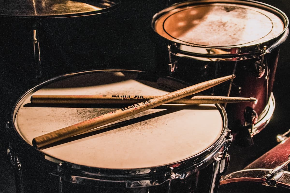 Batterie et baguettes de percussion